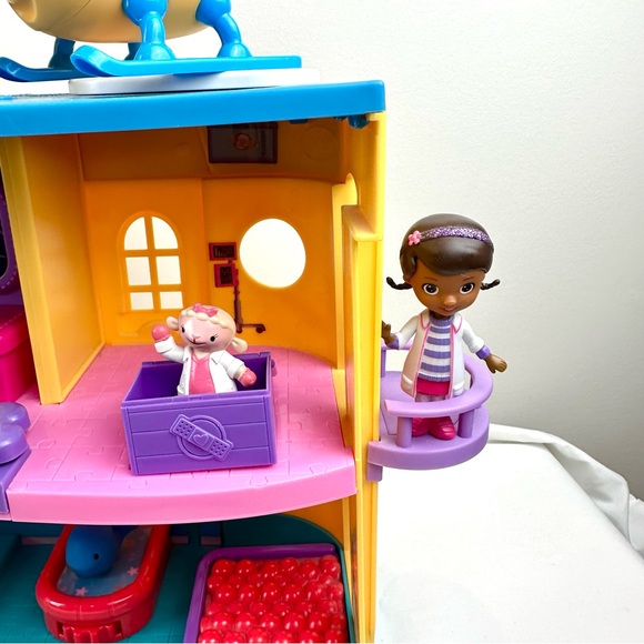 Disney Junior Doc McStuffins Toy Hospital Playset w/Helicopter and Accessories - Picture 8 of 12